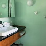 Villa Esprit Moderniste Avec Piscine *