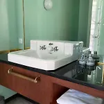 Villa Esprit Moderniste Avec Piscine *