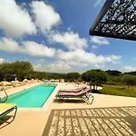 Esprit Moderniste Avec Piscine Villa