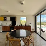 Esprit Moderniste Avec Piscine *