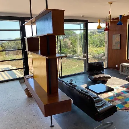 Esprit Moderniste Avec Piscine 빌라