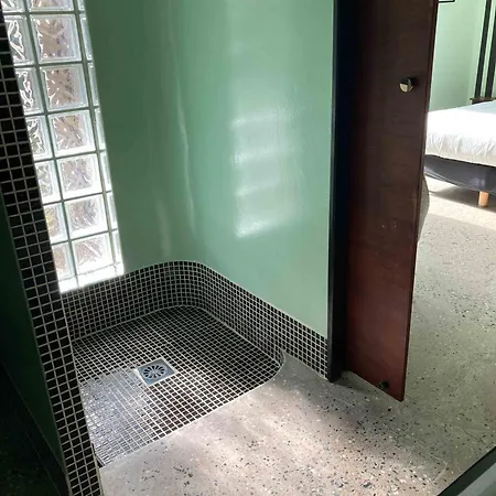 Esprit Moderniste Avec Piscine *